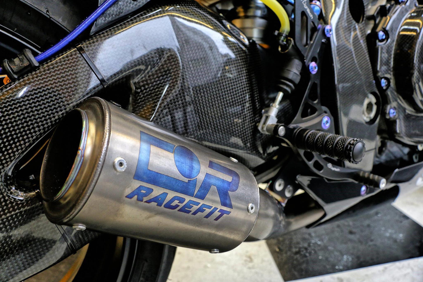 CARBON2RACE Suzuki GSX-R600/750 (06/10) Carbon Swingarm Covers