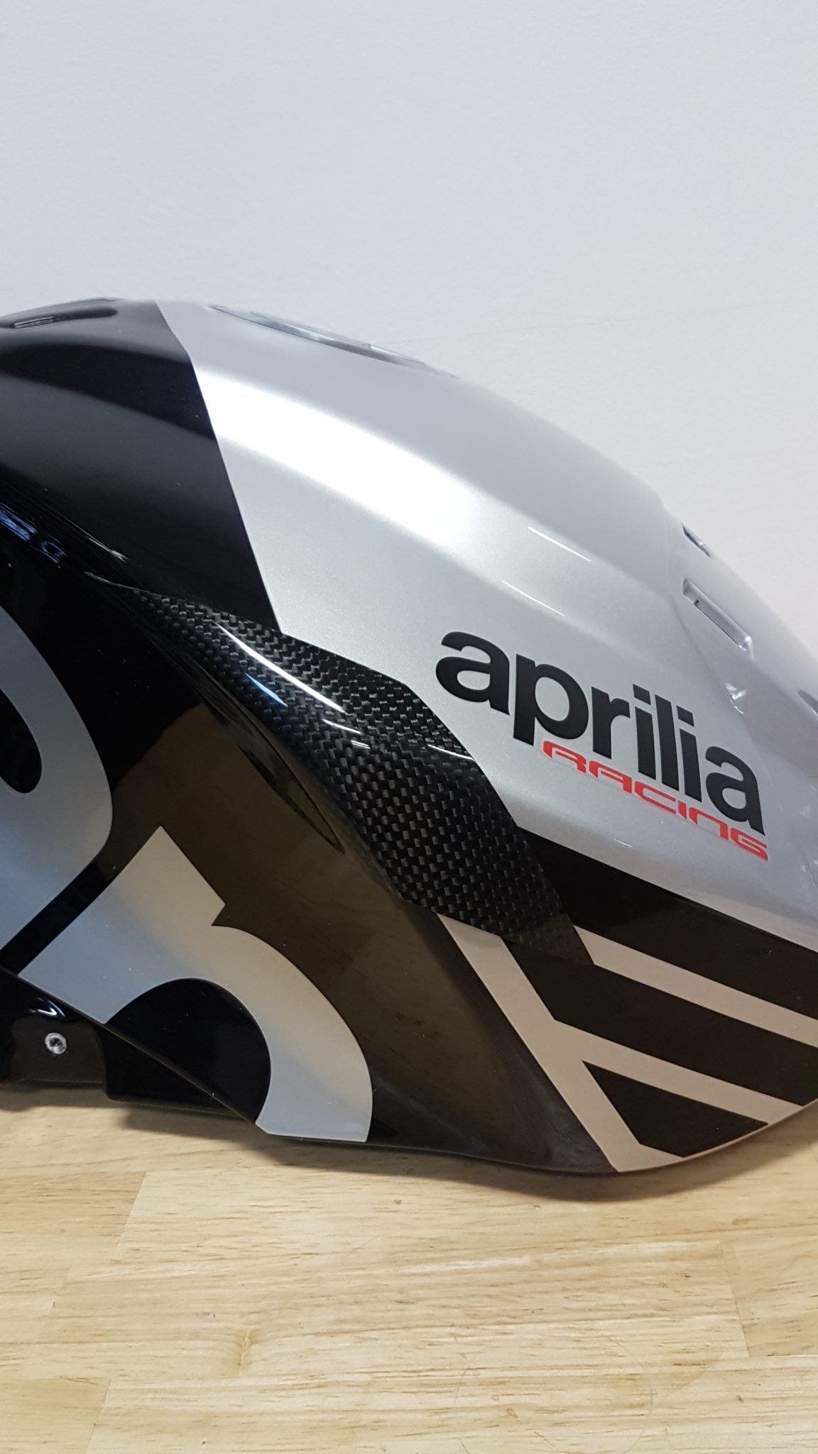 CARBON2RACE Aprilia Tuono V4 1100 (15/20) Carbon Tank Sliders