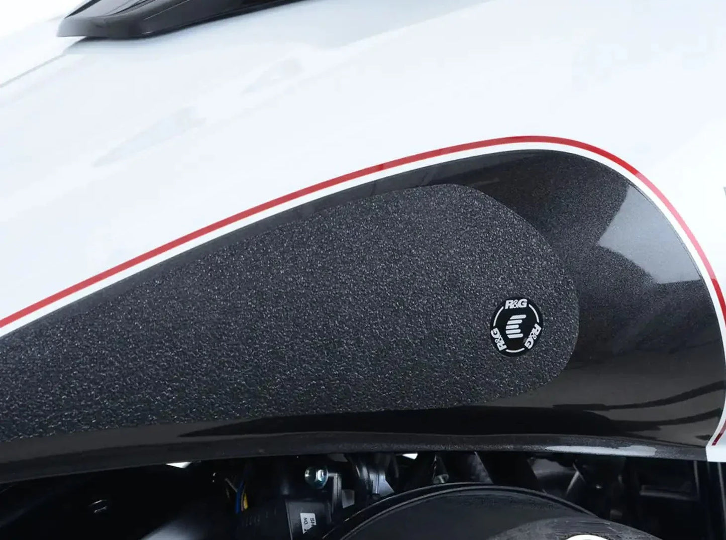 EZRG428 - R&G RACING Kawasaki Vulcan VN900 Csutom / Classic Fuel Tank Traction Grips