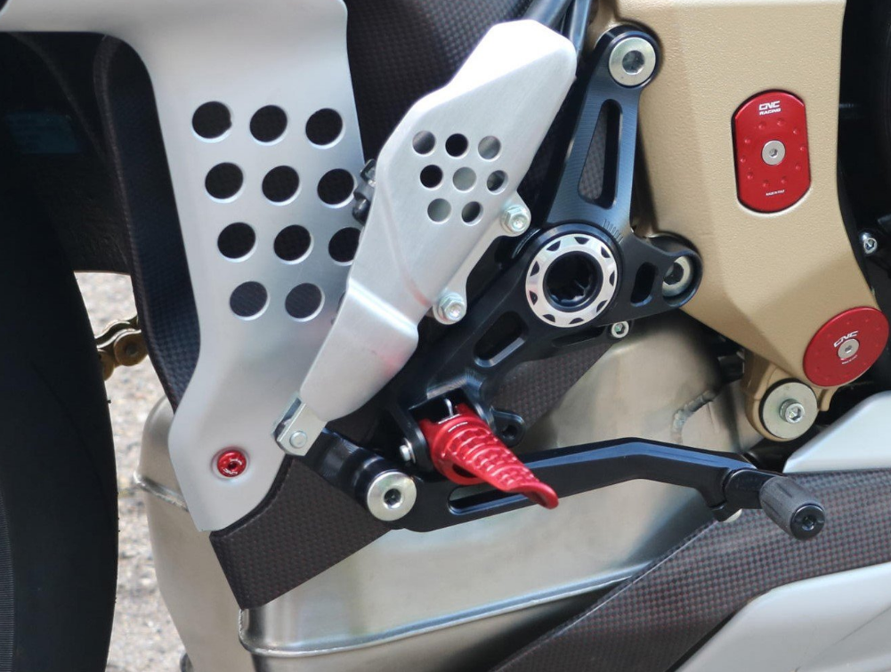 PC125 - CNC RACING MV Agusta Brutale 1000 RR Pilot Footpegs