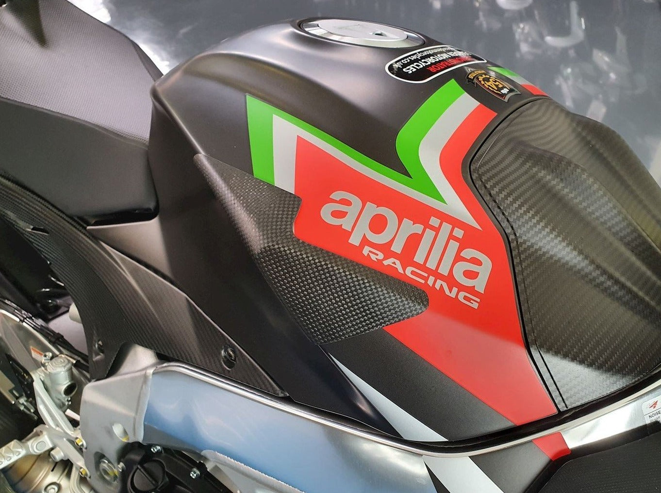 TS0032 - R&G RACING Aprilia RSV4 / Tuono V4 (15/20) Carbon Fuel Tank Protection Sliders