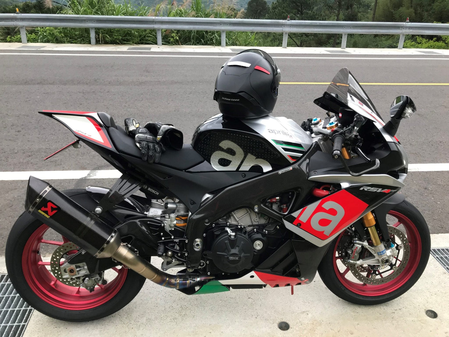CARBON2RACE Aprilia RSV4 (15/20) Carbon Swingarm Covers