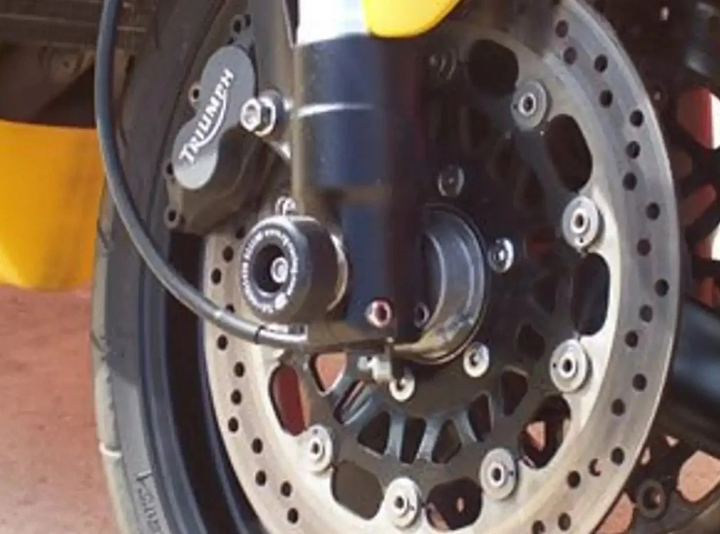 FP0041 - R&G RACING Triumph Daytona 955i / 595 / T595 Front Wheel Sliders