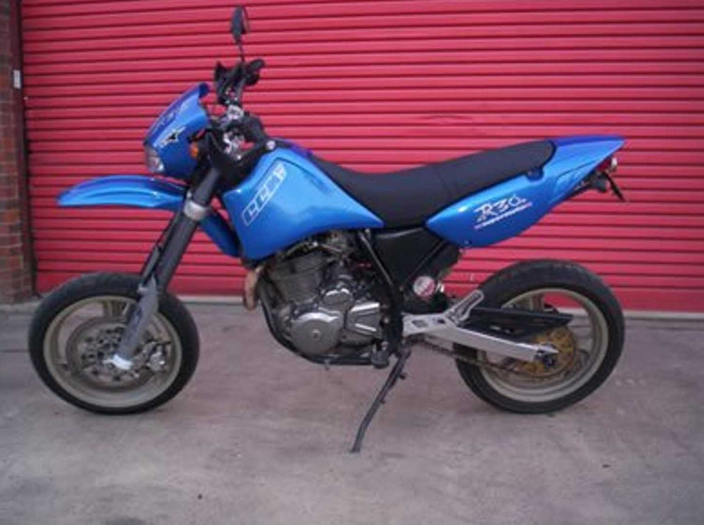 SP0006 - R&G RACING CCM R30 Supermoto Rear Wheel Sliders (swingarm)