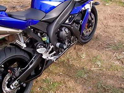 CP0117 - R&G RACING Yamaha YZF-R1 (04/06) Frame Crash Protection Sliders "Classic" (swingarm pivot)