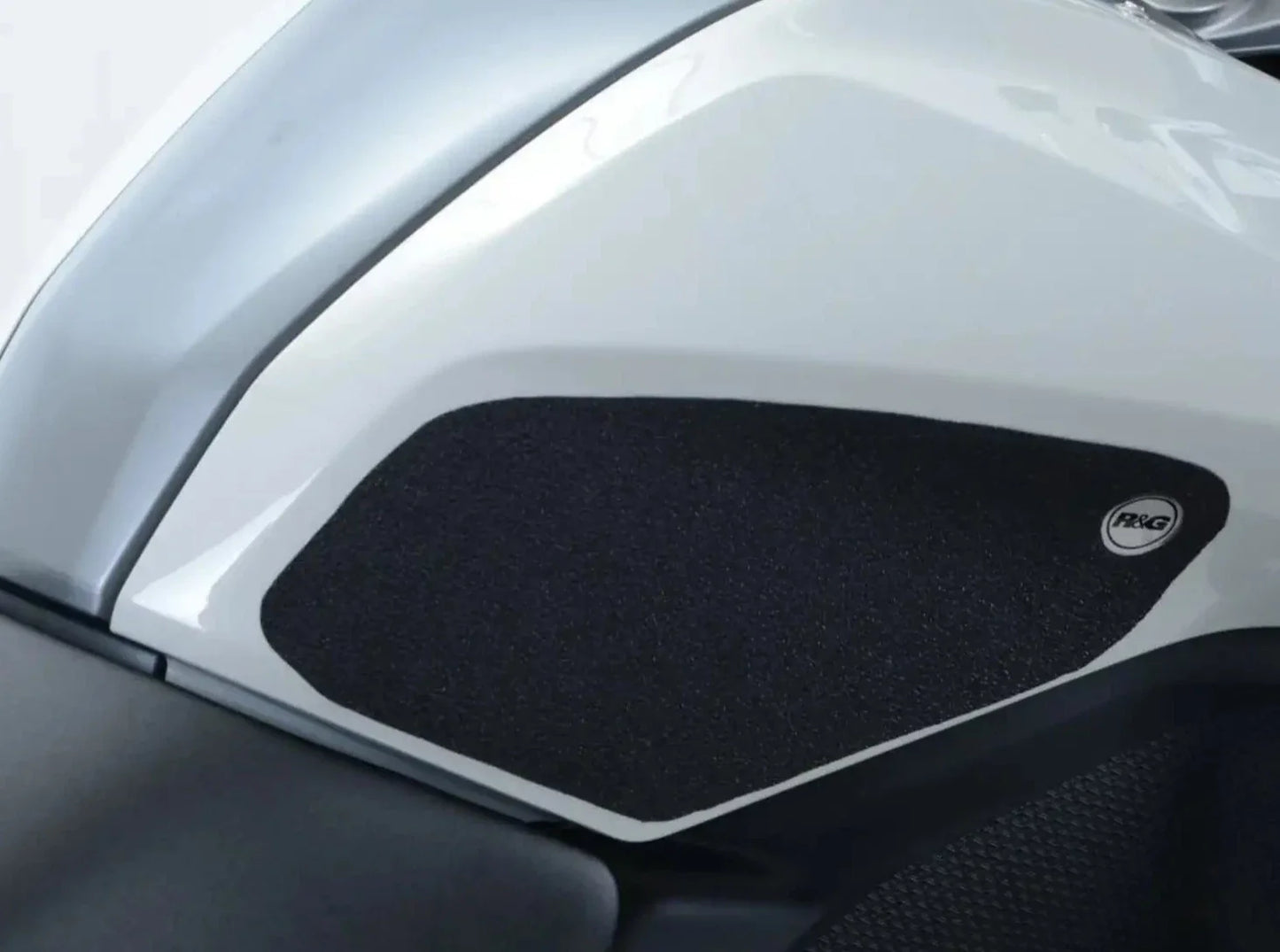 EZRG110 - R&G RACING BMW R1200R / RS (15/18) Fuel Tank Traction Grips