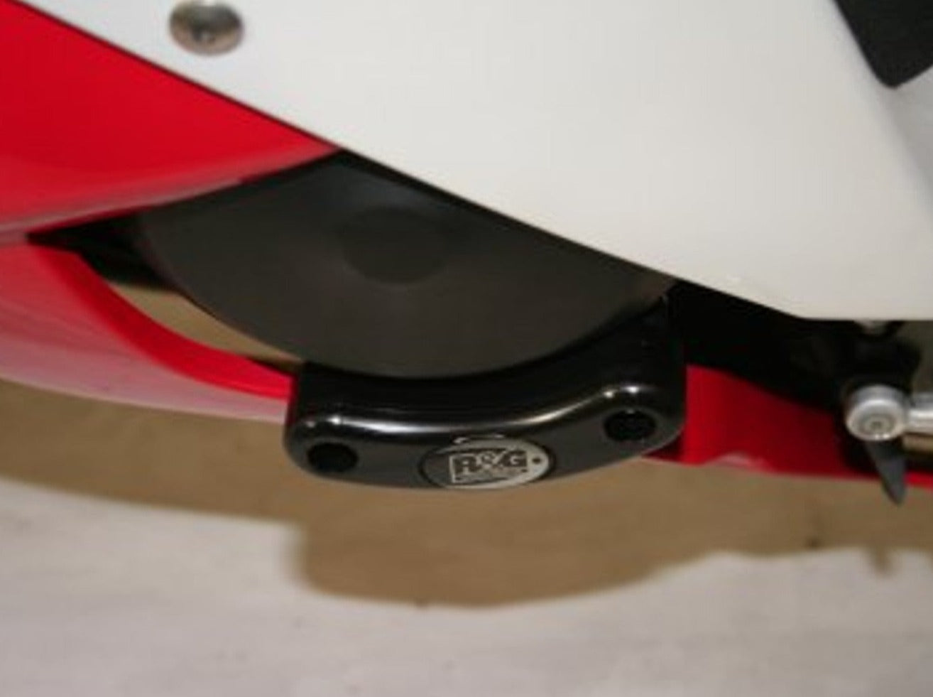 ECS0001 - R&G RACING Yamaha YZF-R1 / YZF-R6 Engine Case Slider (left)