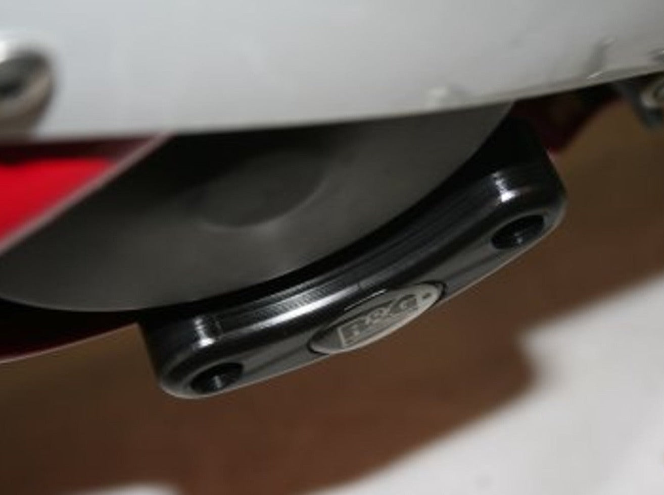 ECS0001 - R&G RACING Yamaha YZF-R1 / YZF-R6 Engine Case Slider (left)