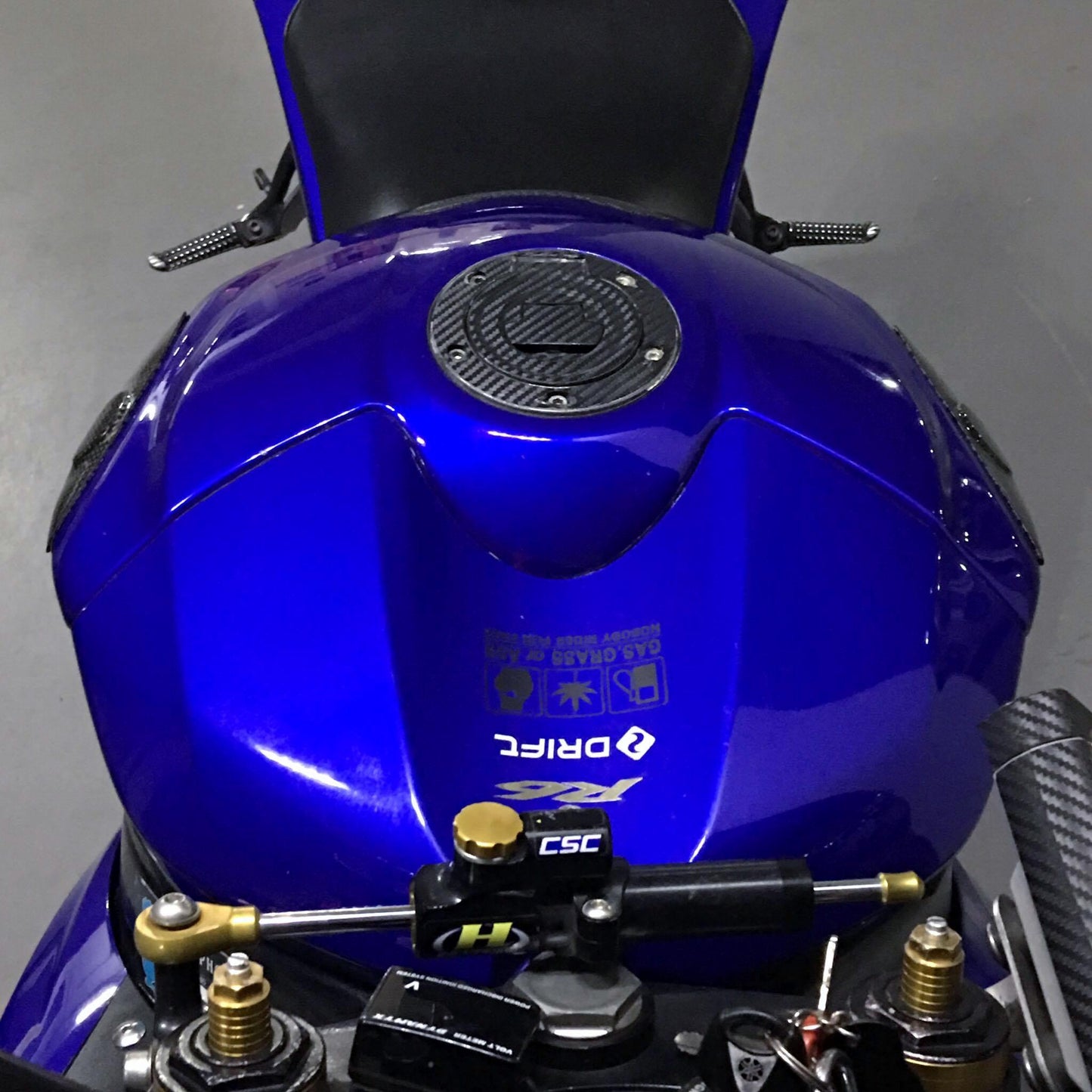 CARBON2RACE Yamaha YZF-R6 (08/16) Carbon Tank Sliders