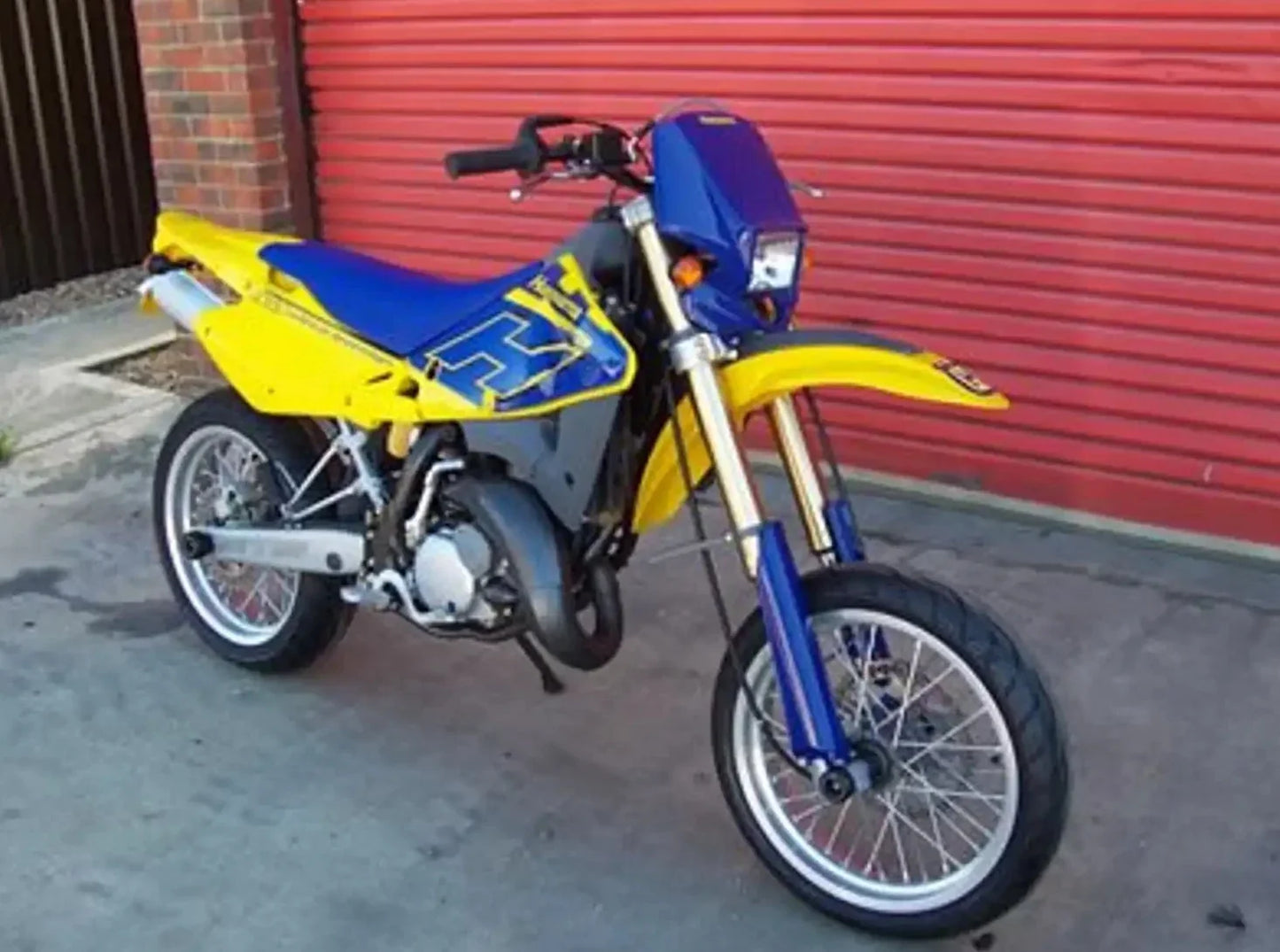 FP0037 - R&G RACING Husqvarna SM 125 / SMR 125 / 570 Front Wheel Sliders