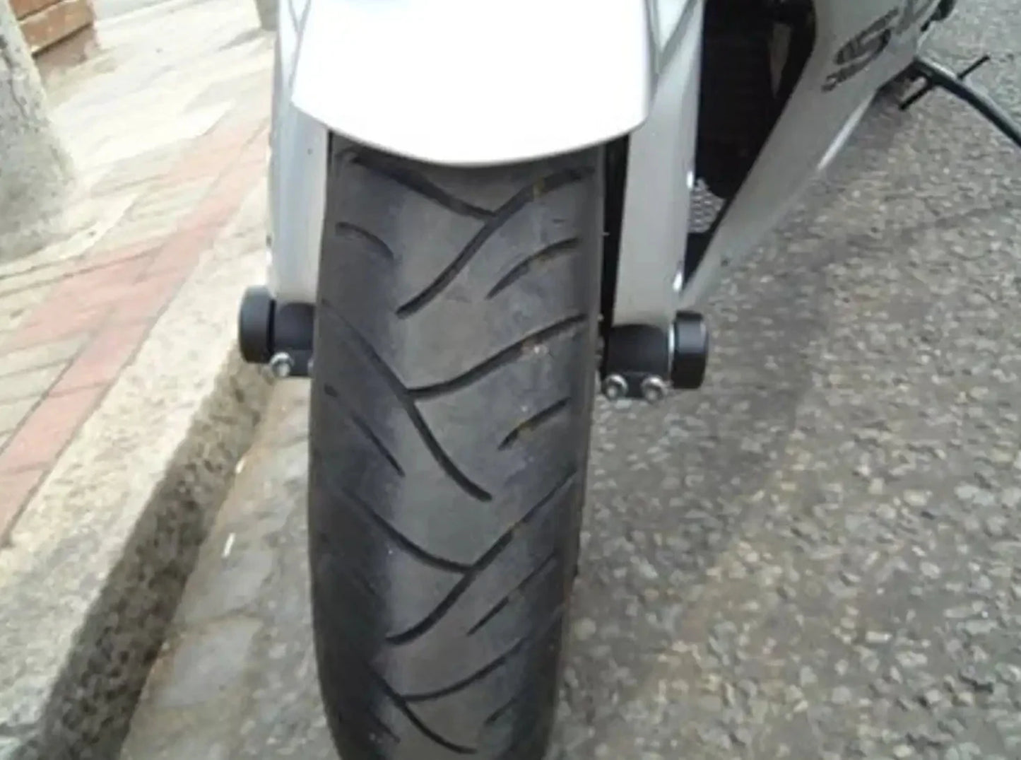FP0009 - R&G RACING Suzuki GSX-R / SV1000 Front Wheel Sliders