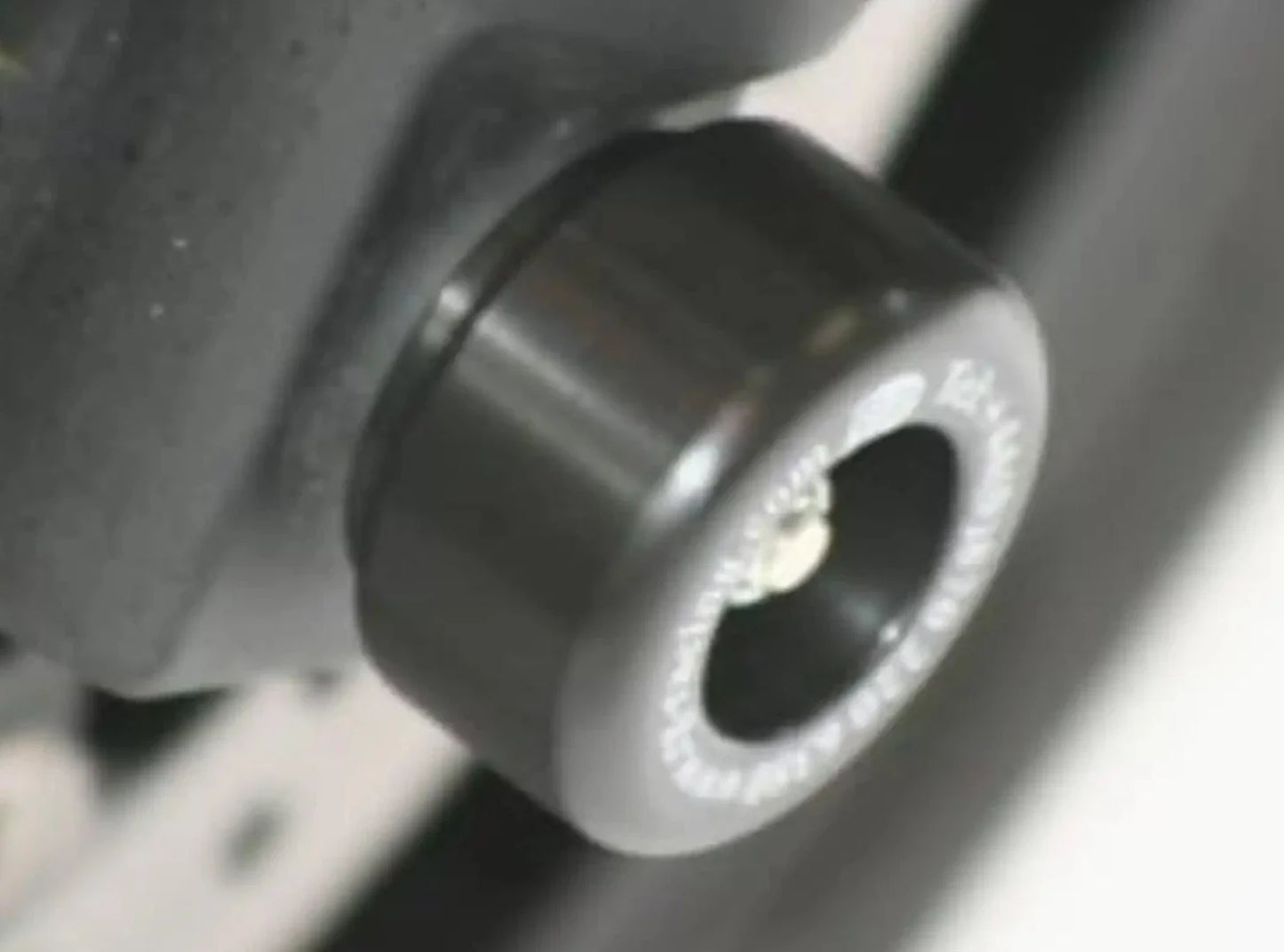 FP0054 - R&G RACING Yamaha FZ1 / FZ6 / Fazer / Super Tenere Front Wheel Sliders