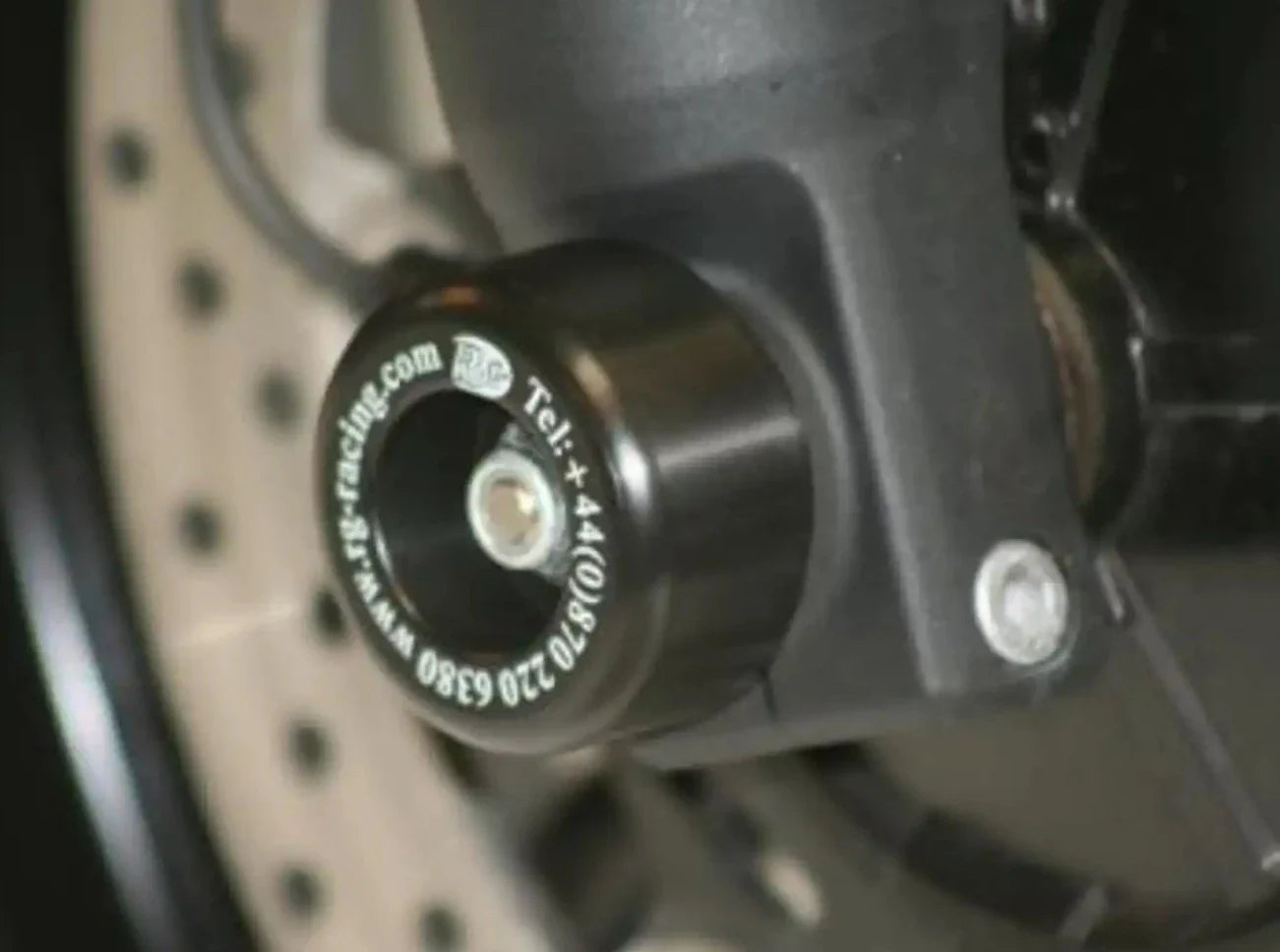 FP0054 - R&G RACING Yamaha FZ1 / FZ6 / Fazer / Super Tenere Front Wheel Sliders