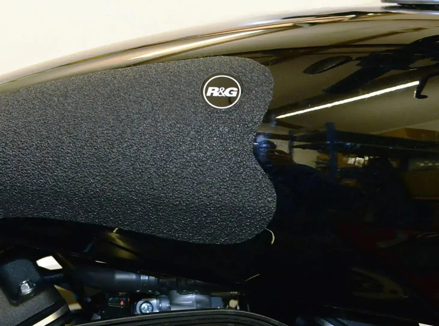 EZRG1200 - R&G RACING Harley-Davidson Street 750 / 500 (15/18) Fuel Tank Traction Grips