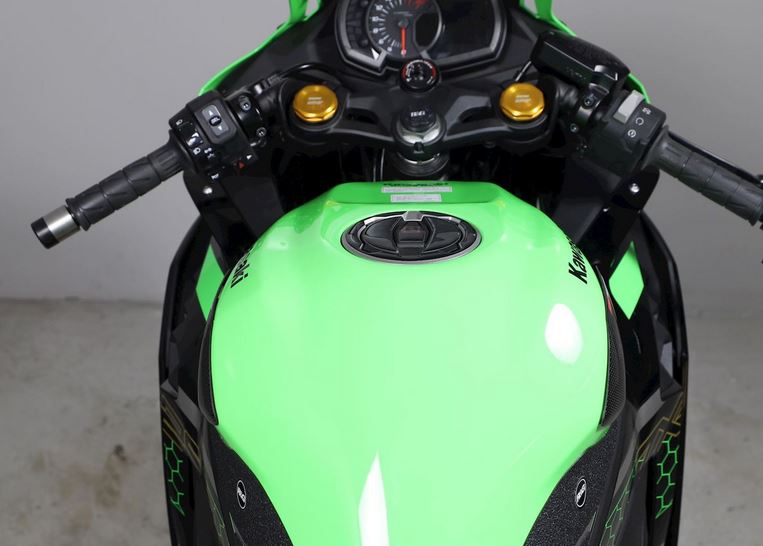 TS0061 - R&G RACING Kawasaki ZX-25R (2020+) Carbon Fuel Tank Protection Sliders