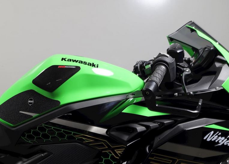 TS0061 - R&G RACING Kawasaki ZX-25R (2020+) Carbon Fuel Tank Protection Sliders